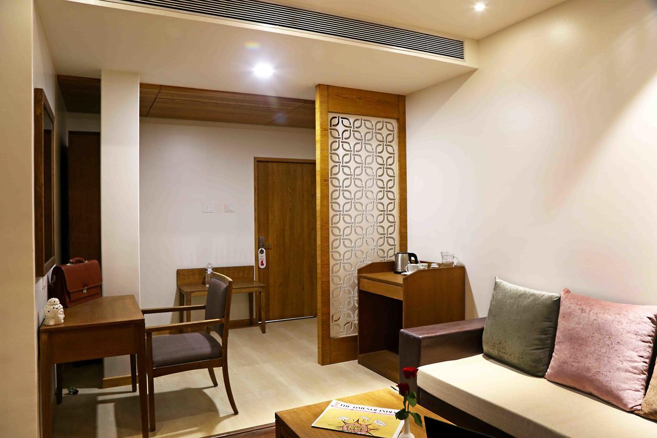 Hotel Preeti Executive サーターラー エクステリア 写真