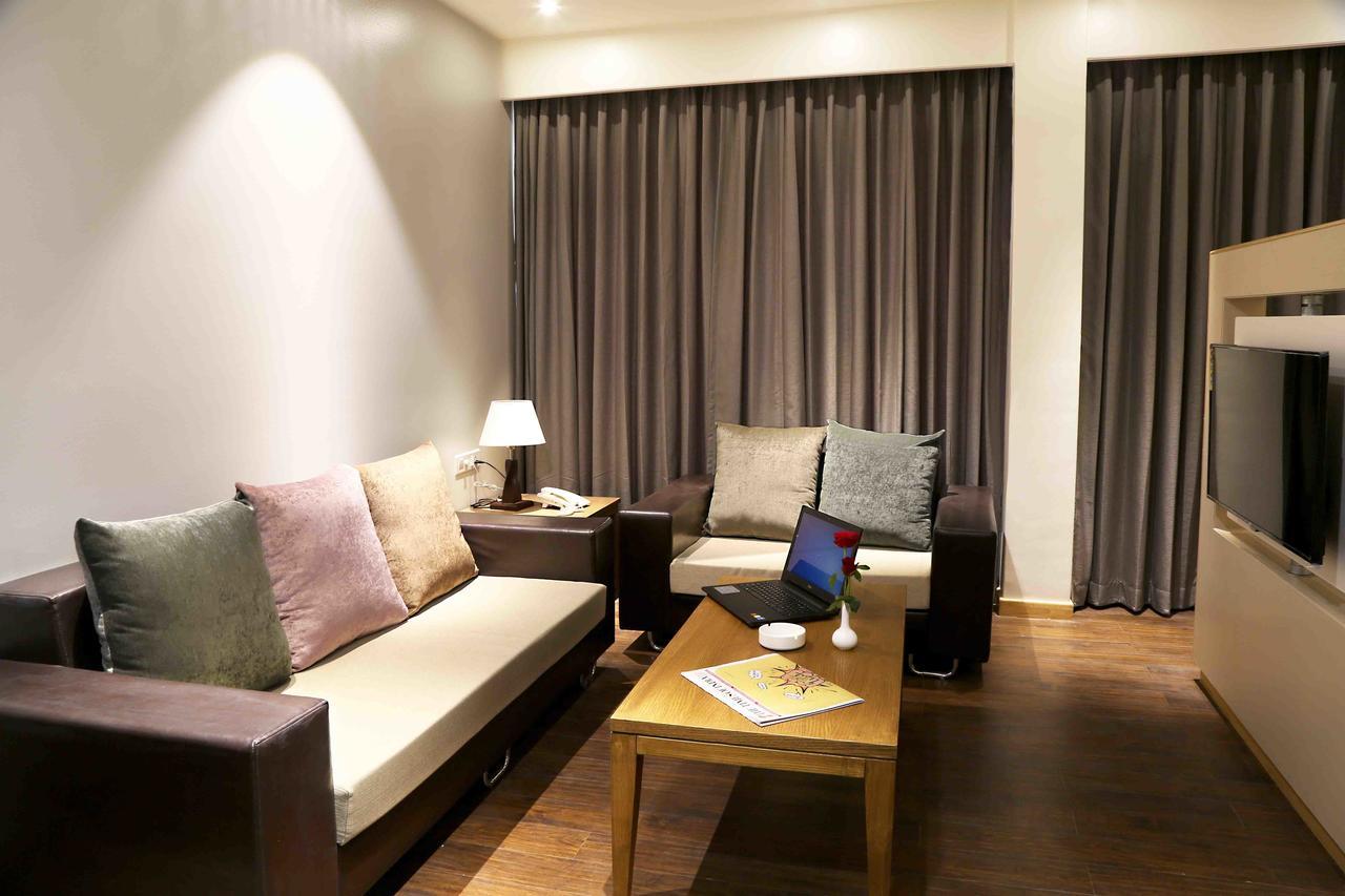 Hotel Preeti Executive サーターラー エクステリア 写真