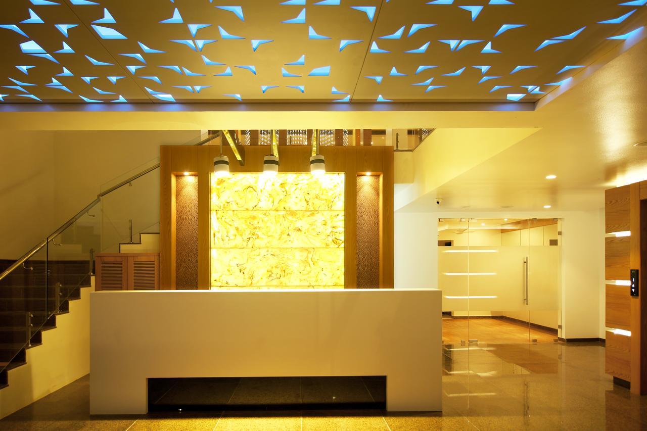 Hotel Preeti Executive サーターラー エクステリア 写真