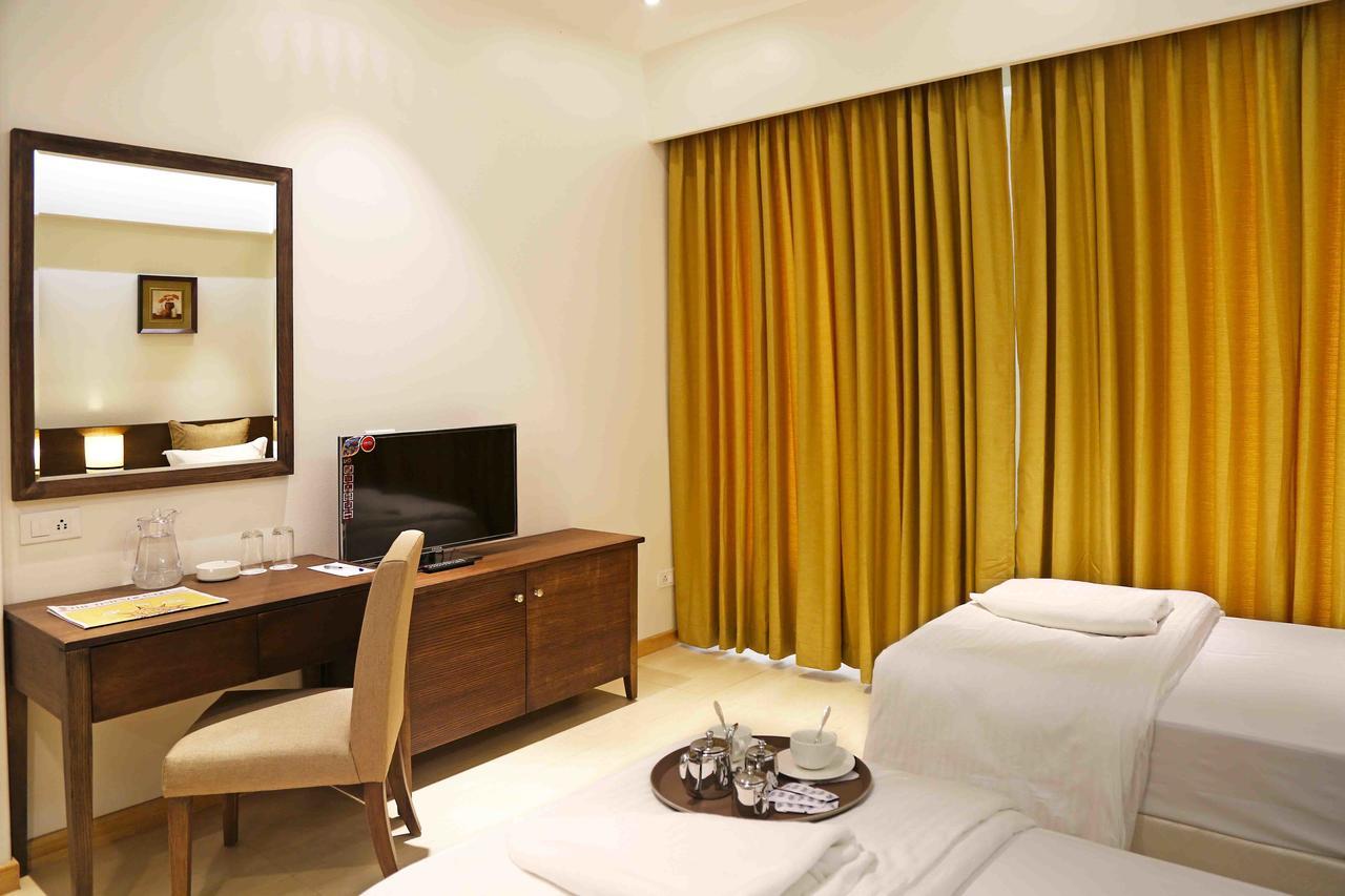 Hotel Preeti Executive サーターラー エクステリア 写真